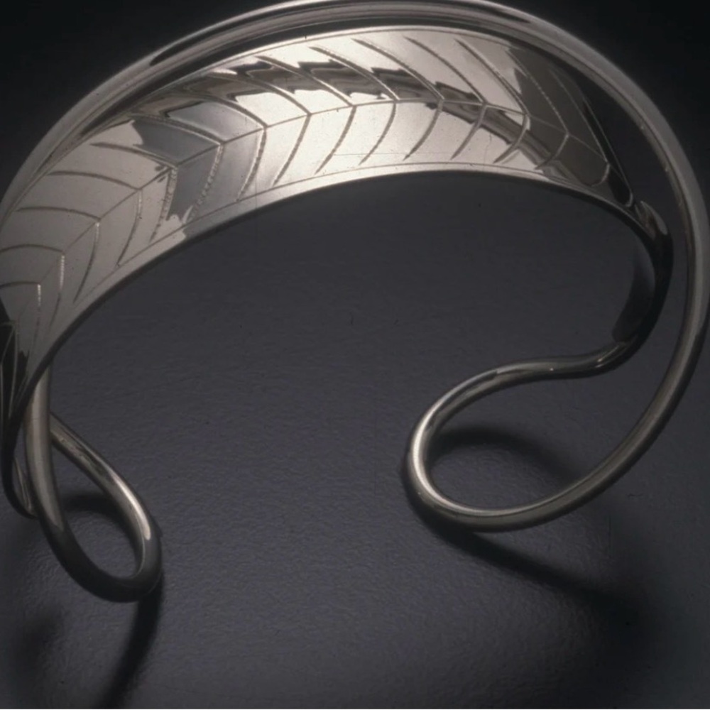 Robyn Nichols Sterling Silver OLEANDER Leaf Bracelet. Signed